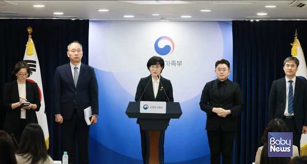 원민경 성평등가족부장관이 16일 오전 서울 종로구 정부서울청사에서 임신중지 약물의 도입 방안에 대한 브리핑을 하고 있다. ⓒ성평등가족부