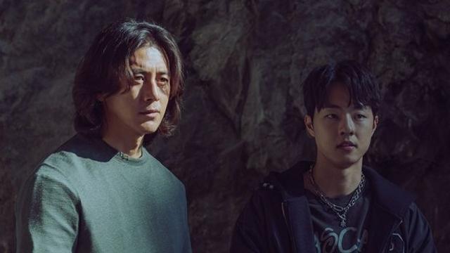 고수X김동휘, 남현우와 날 선 대치…권총 장전 긴장감 폭발 미씽2포인트신