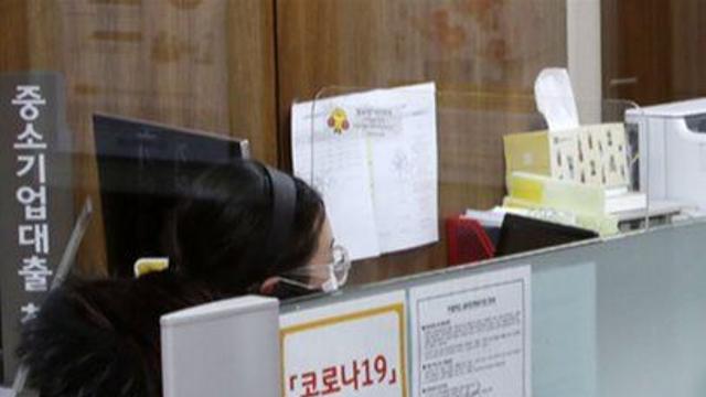 ‘노마스크’ 앞둔 은행권, 나홀로 거리두기 끝내나···김광수 “합의 없어도 영업시간 정상화해야”