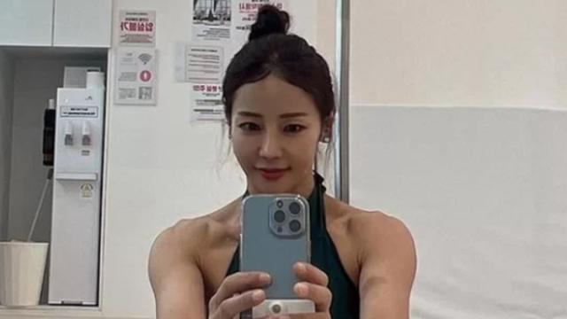 50대 맞아 미나, 다리 쫙 벌리고 섹시미 폭발