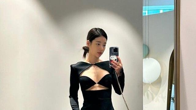 기은세, 가슴 뻥 뚫린 파격 드레스 핏…등 노출도 아찔