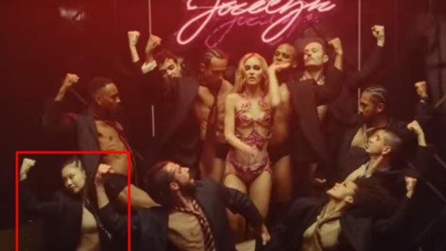 이거 제니 맞아 자켓 하나만 입고….