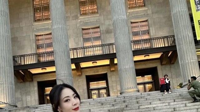 신수지, 싱가폴서 뻥 뚫린 반전 의상…현지인도 놀랄 파격 비주얼