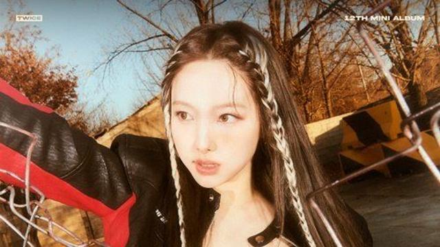 트와이스 나연·정연·모모, 철창 뚫은 시크美…개인 티저 공개