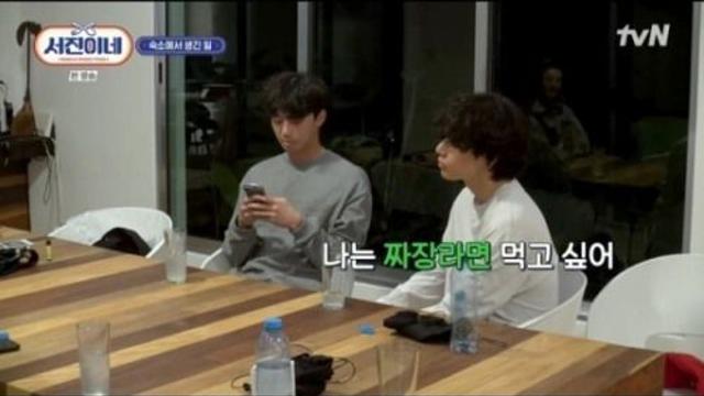 서진이네 1일차 영업 끝, 라면러버 뷔 짜장라면 가자 야식 먹방 선보여