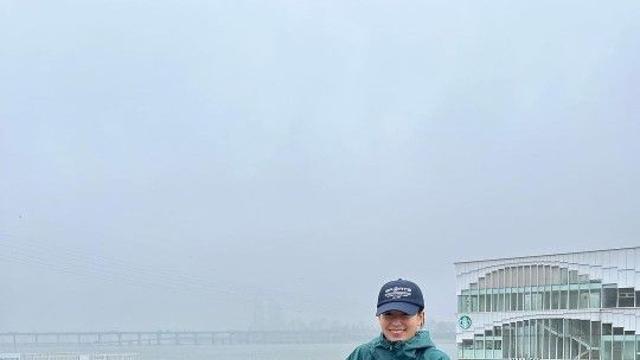 한효주, 첫 라이딩 인증샷…레깅스핏도 완벽