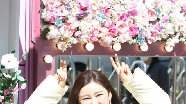 송가인이어라 저 닮은 꽃이 피기 시작했어라 송가인, 환한 미소에 흐뭇