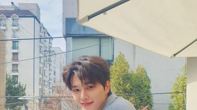 송강, 넓은 어깨로 또 남친짤 생성…봄햇살 비주얼 감탄