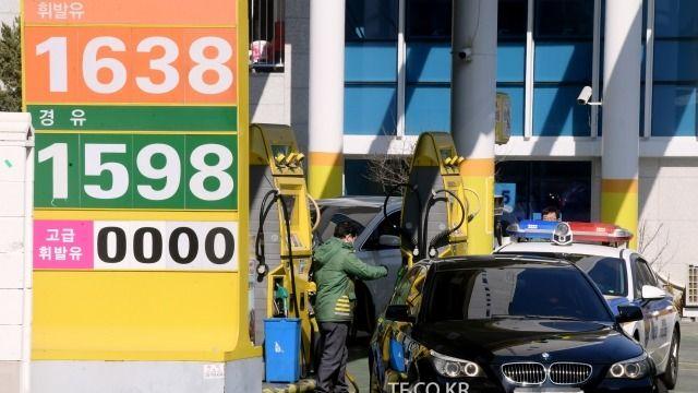 휘발유 가격 리터당 1600원 돌파, 경유는 20주째 하락세
