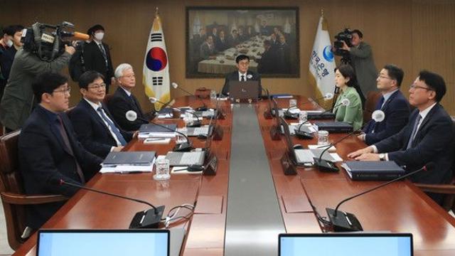 2회 연속 금리 동결한 한은 “물가안정에 중점 두고 긴축 기조 상당기간 이어갈 것”