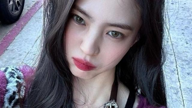 한소희, 가녀린 뒷모습…LA에서 누리는 여유로운 거리 나들이