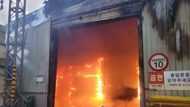 밀양 한국카본 2공장 화재, 대응 2단계 발령…인근 산림으로 불 번져