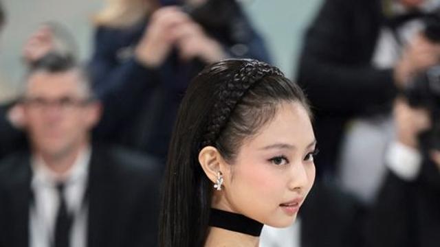 美 멧 갈라 빛낸 제니, ‘인간 샤넬’ 그 자체…빈티지 컬렉션도 완벽 소화