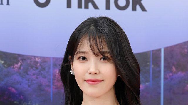 아이유, 특수학교에 피자·떡 기부…母와 함께 준비
