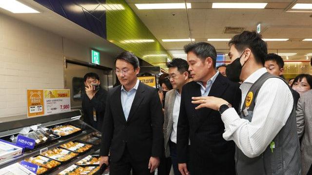 현장 찾는 정용진…이마트 매출 반등은 미지수