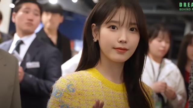 “걱정하지 마세요…” 힘든 일 겪은 아이유, 무대인사서 직접 답변 남겼다