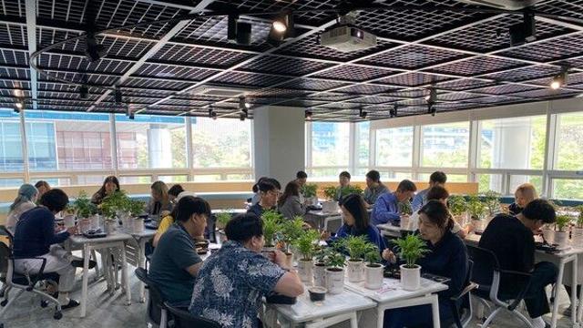 스마일게이트 그룹, 사내 커뮤니티가 키운 반려식물 지역아동센터에 기부