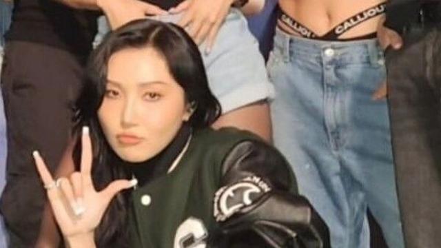 화사, 한뼘 핫팬츠로 드러낸 허벅지 라인…파격 의상 입고 19금 퍼포먼스