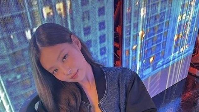 뷔♥와 데이트설 제니, 침묵 중에 공개한 근황 “열일하고 있네”