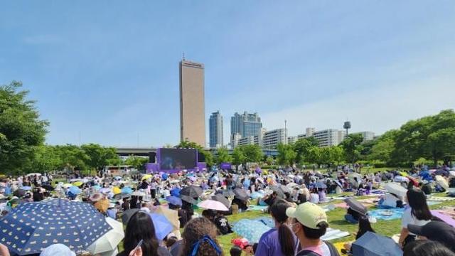 BTS 10주년 페스타 찾은 글로벌 아미들…75만 운집