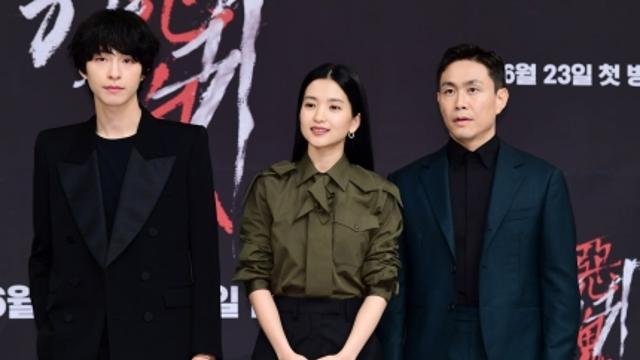 “첫주 시청률 30 예상”…김은희가 쓰고 김태리·오정세가 나오는 ‘악귀’의 자신감		,,