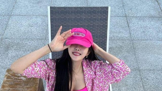 효민, 인형같은 수영복 자태…핫핑크 완벽 소화 DA★