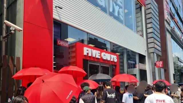 “햄버거 세트에 3만원, 너무 비싸 미국 버거 3대장 파이브가이즈 맛이 어떻길래