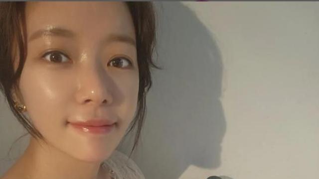 황정음, 아들 둘 엄마 맞아 완벽한 꿀 피부 좋아지는 비결까지 공유했다