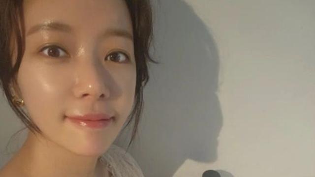 황정음, 얼굴에 꿀을 발랐나 꿀피부 자랑하며 셀카 공개 오늘 습기 많아서 꿀피부