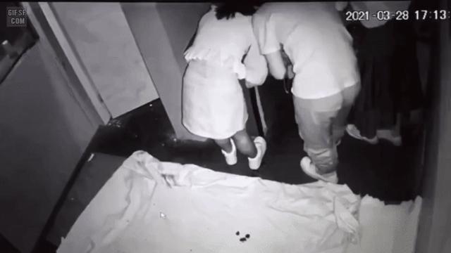 귀신의 집에서 여자랑 스킨쉽하는 꿀팁..