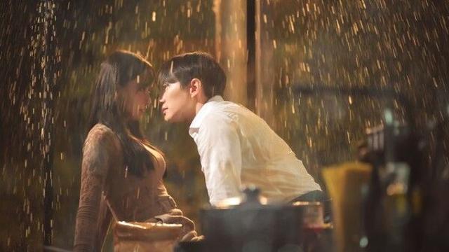 부하 직원 유혹에 성공한 본부장 이준호, 빗속 촉촉한 키스킹더랜드