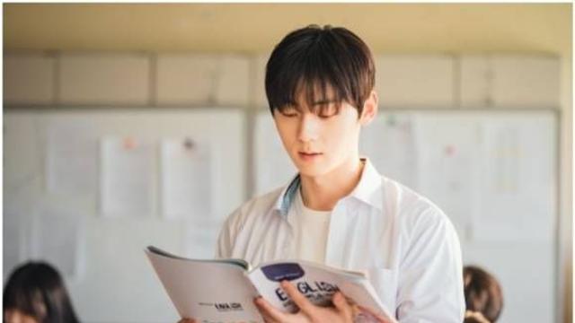 마스크 소용없는 비주얼…황민현 소용없어 거짓말 스틸 공개