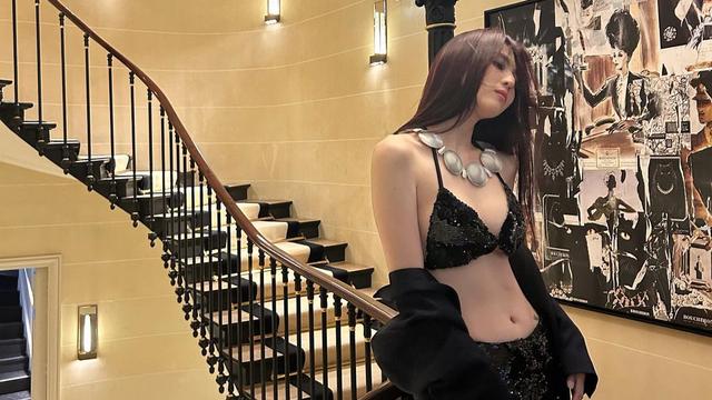 한소희, 파격 브라톱 패션 시크섹시