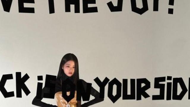 바비인형이 살아있다면 장원영 검정색 드레스부터 핫핑크 원피스까지 다양한 매력 뽐내