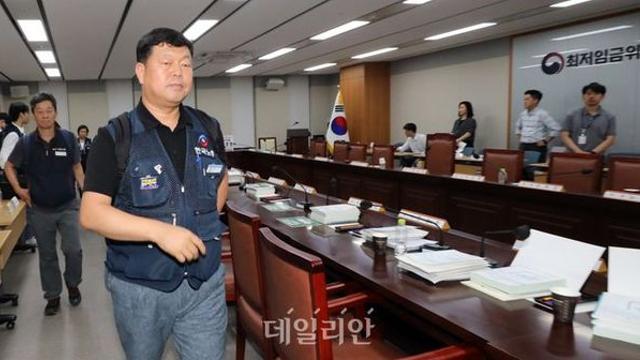 내년 최저임금, 2.5 오른 9860원…사상 첫 1만원 무산