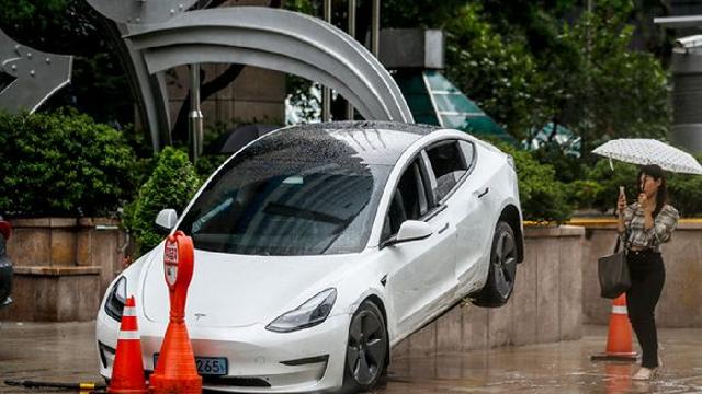 폭우 때 전기차 주행 괜찮을까…침수로 감전 위험 알아보니