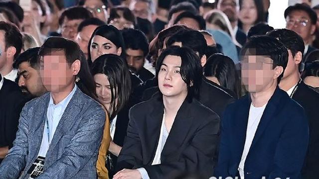 언팩 2023·현장 시상식 못지 않네…슈가·장원영 등장에 애플빠 흔들릴까