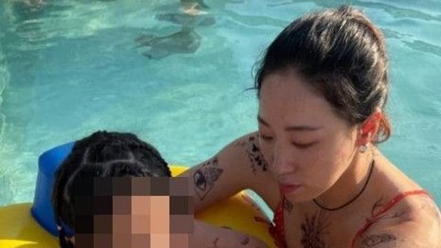아들이 그린 낙서 아니었네…이미도, 수영복 위 온몸 빼곡하게 채운 타투