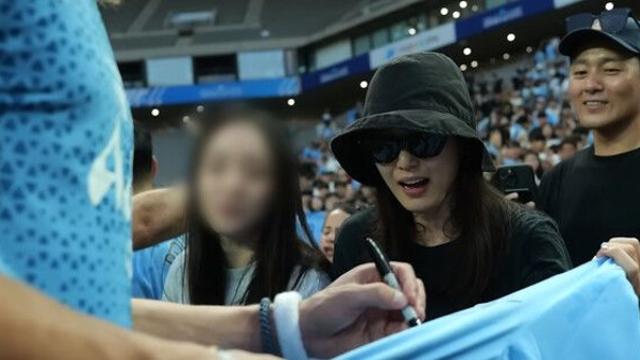 전지현, 홀란드 사인받고 꺄 땡큐…♥남편 눈에선 꿀 떨어져