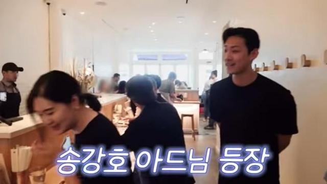 송강호 아들 준평이니아빠랑 얘기가 될 됐나 보네…뉴욕 맛집 간 손태영 의외의 인맥 자랑