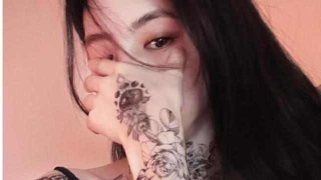 꽃이 꽃을 그렸다… 한소희, 온몸 뒤덮은 못말리는 꽃타투 사랑♥