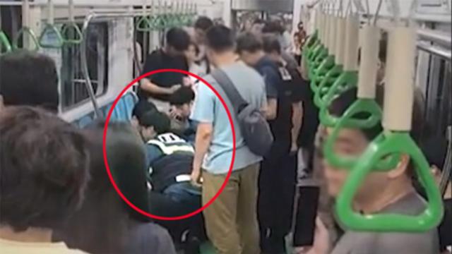 2호선 흉기 휘두른 50대 남성 체포 2명 부상 당한 심각한 상황