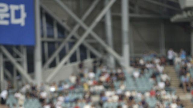 프로야구 시구 나선 드블레즈 사장…르노코리아, 현장 마케팅 시동