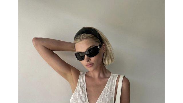 특별한 스타일링 없이도 군더더기 없는 올 화이트 룩