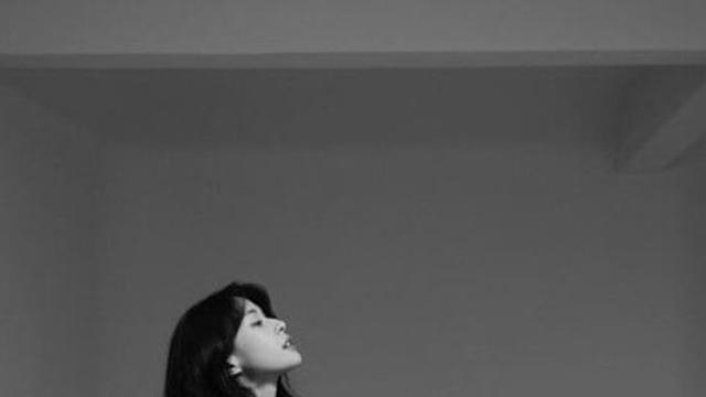 권나라, 하의실종 패션 깜짝…안 입은 줄