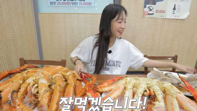 867만 유튜버 수산물 먹방에 시끌 “애국 먹방” “시기상조”