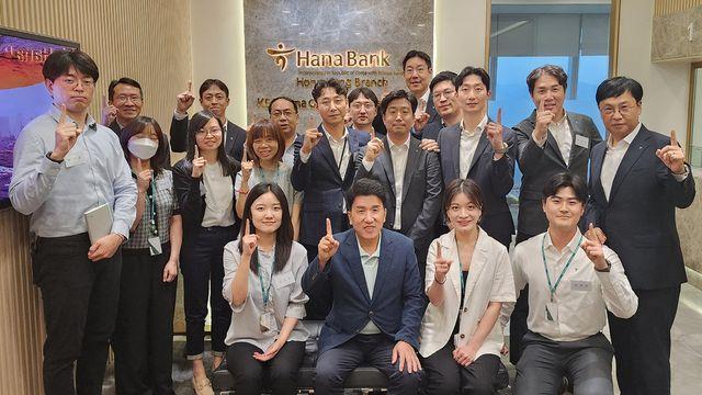 싱가포르 이어 홍콩으로…함영주 하나금융 회장, 해외 IR로 K금융 홍보