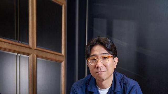 무빙 감독 조인성, 숨은 도망자인데…너무 멋있어서 문제