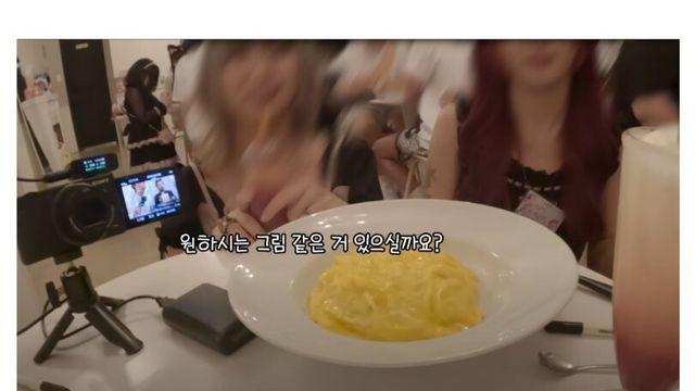 메이드카페 가서 일본인 메이드에게 이중섭 황소 그려달라는 한국인