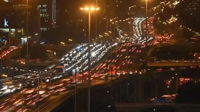 도로서 마작·배드민턴…中 황금연휴 첫날 귀성·여행객 북새통